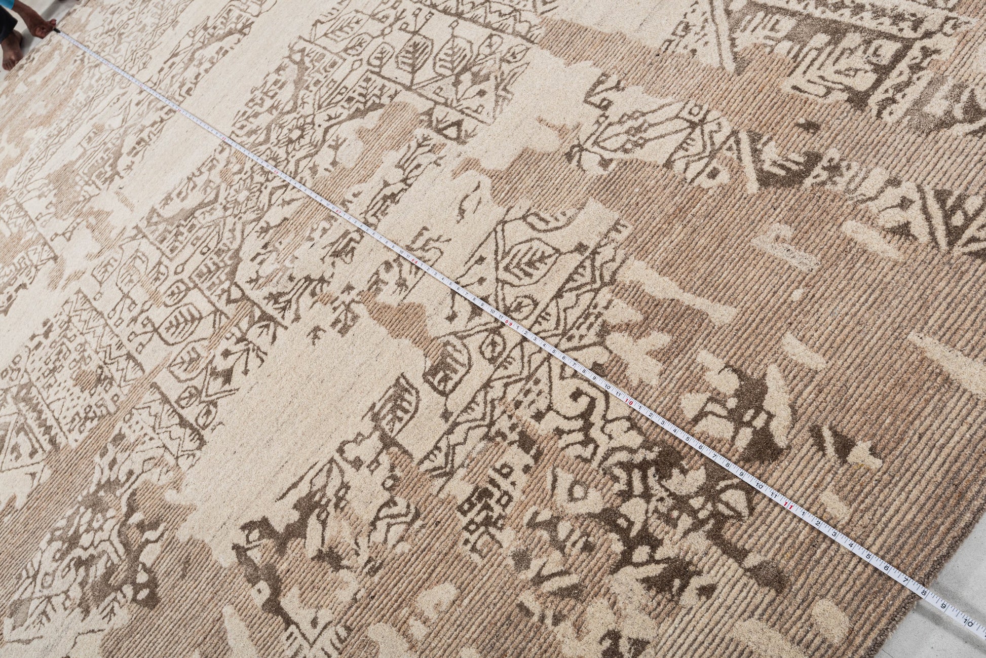 Ivory distressed traditional handmade wool and silk rug